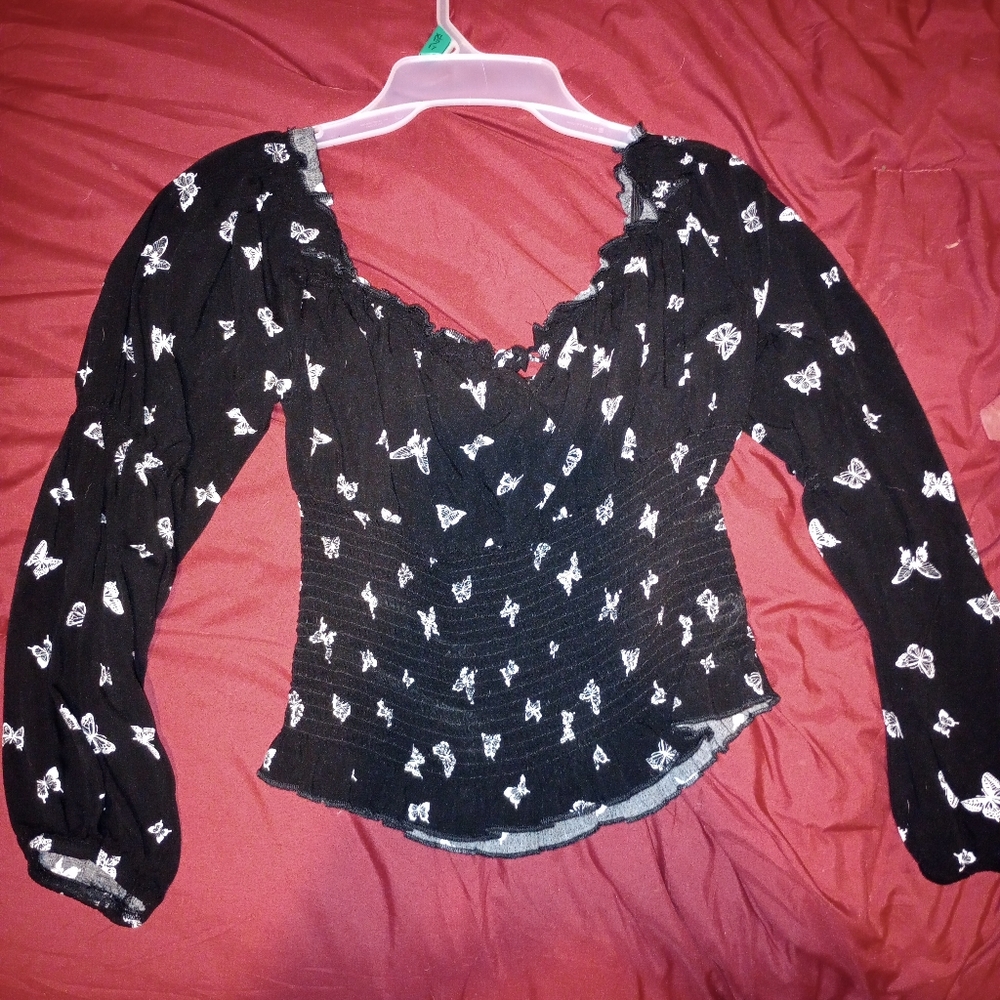 Black v neck crop top